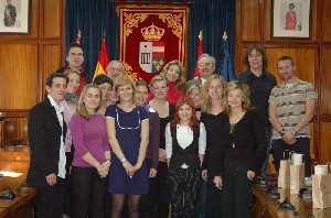 Los alumnos, junto a la gerente de Turismo, Eva López, y el edil de Cultura y Protocolo, José Antonio Vara (Foto: Ayto. San Lorenzo)